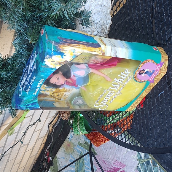1992 Disneys Snow White Barbie - Picture 4 of 8